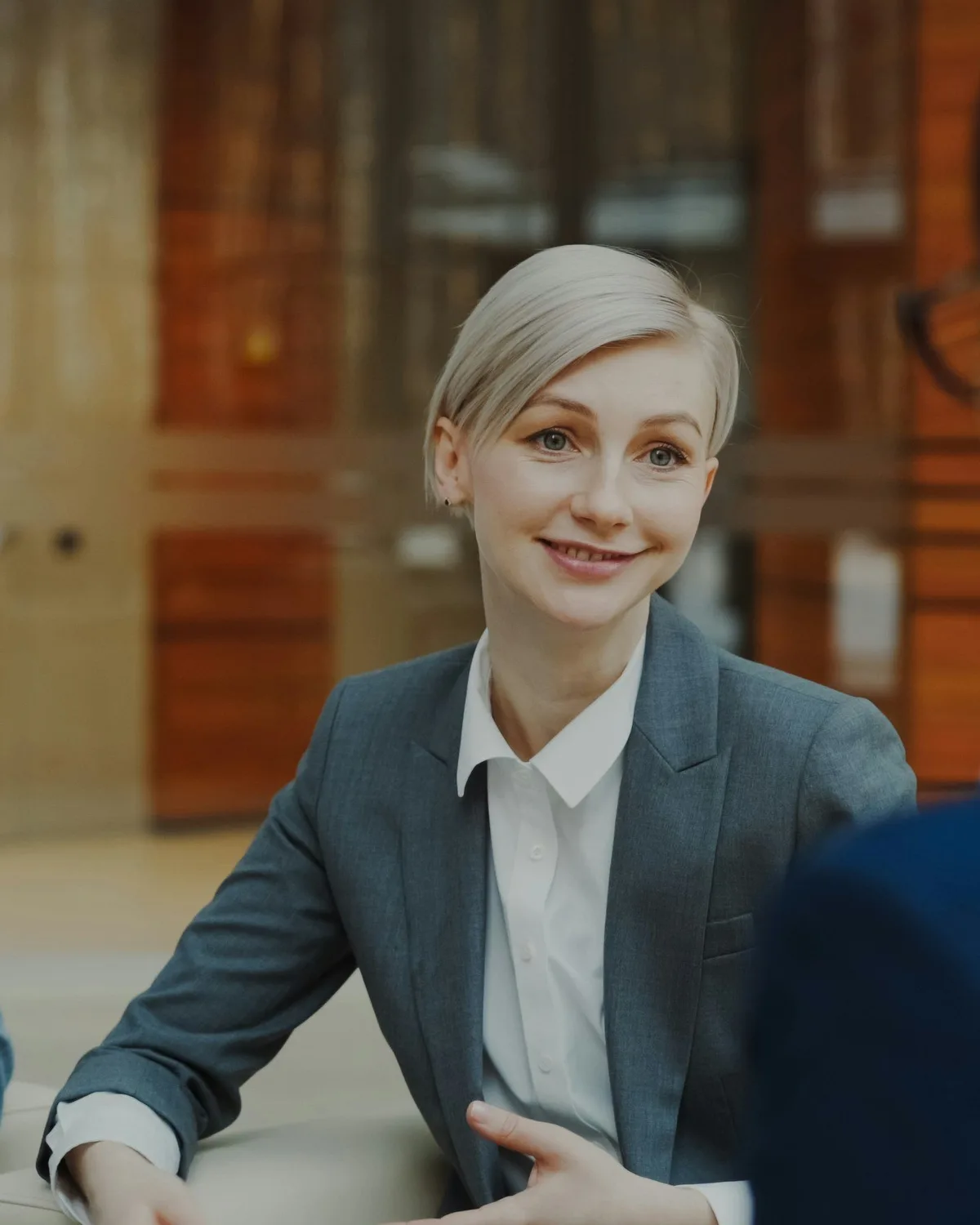 Profesionales de negocios analizando un plan alrededor de una mesa