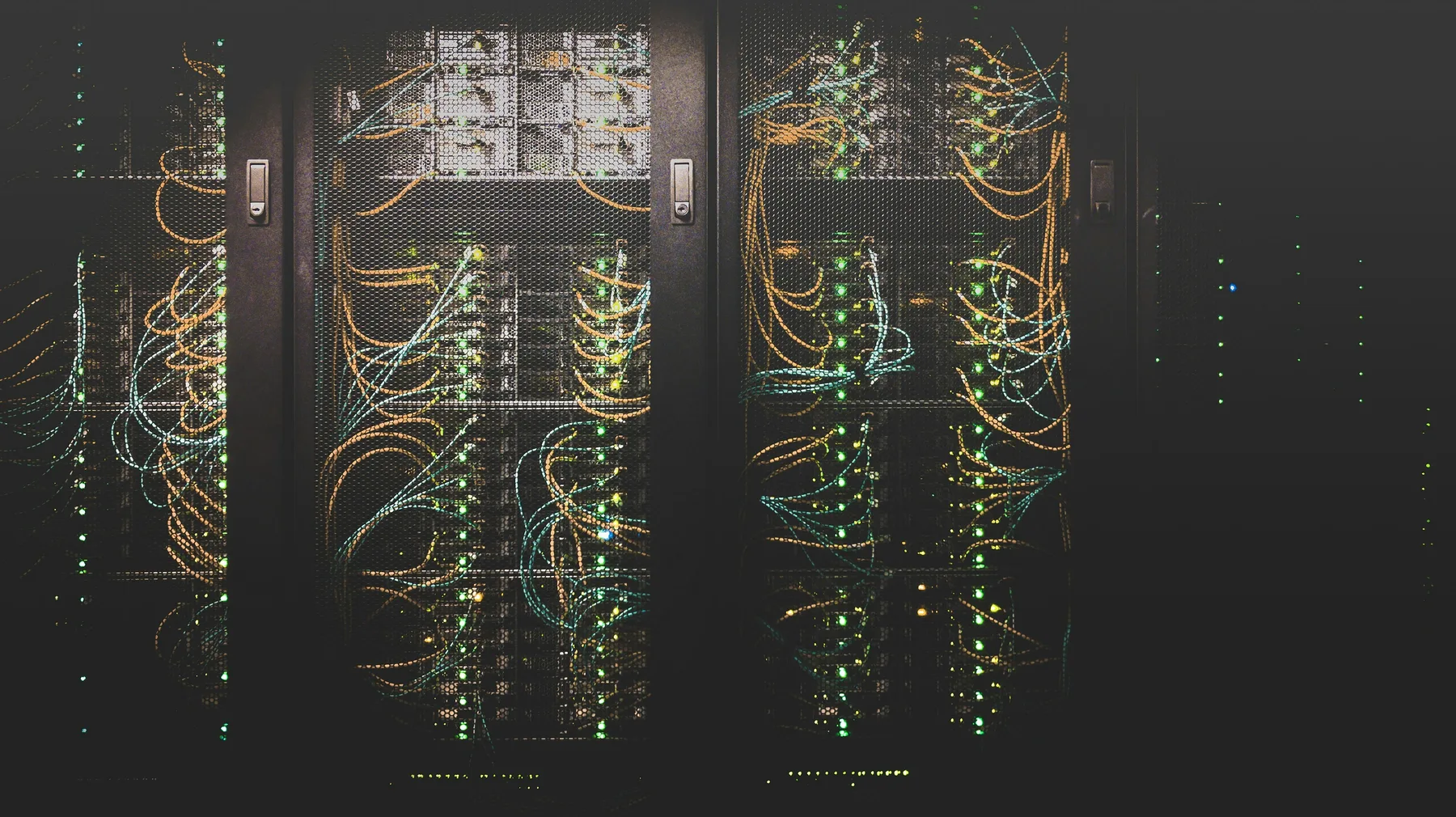 Equipos de red e infraestructura de telecomunicaciones organizada